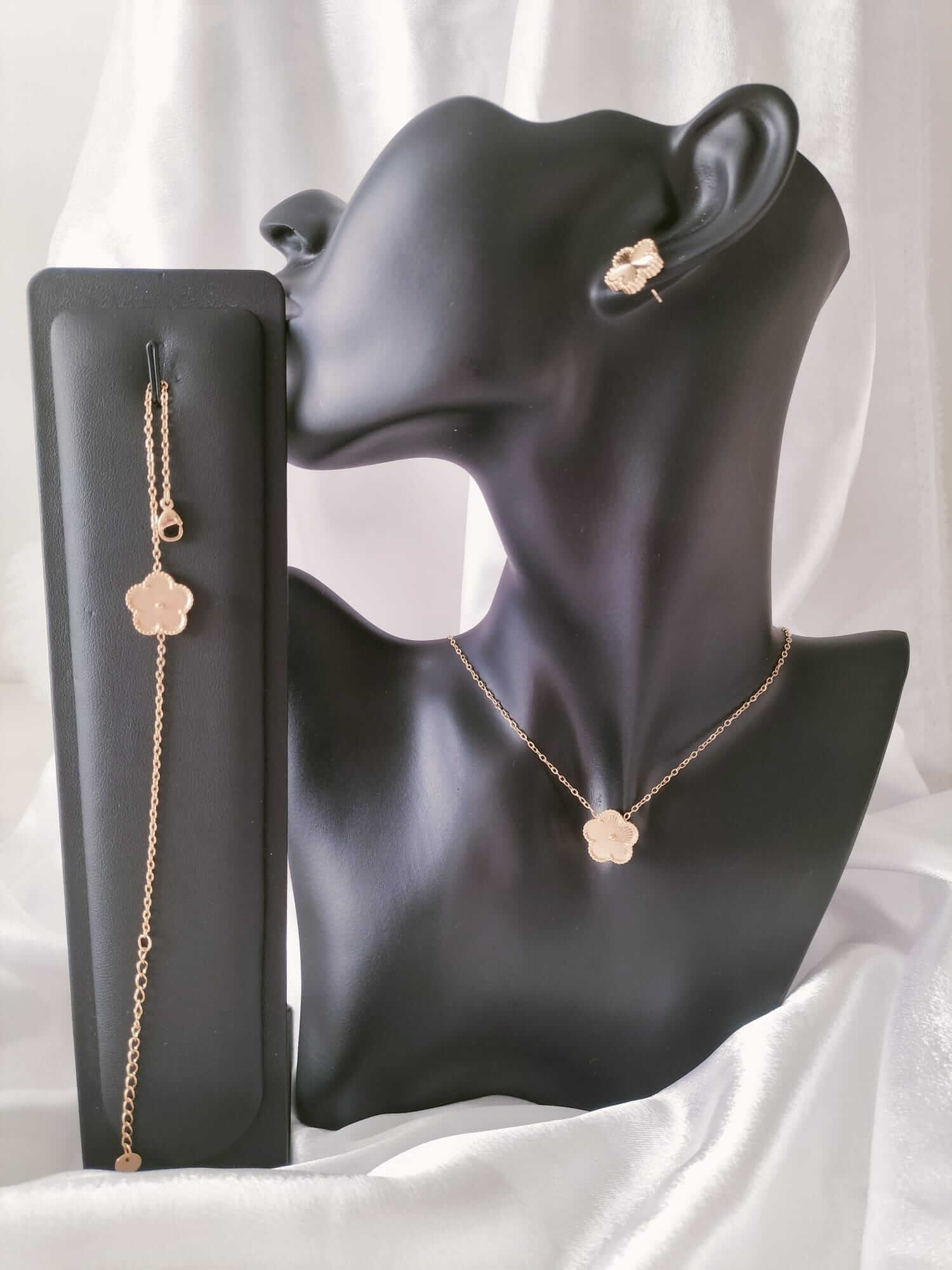 Ensemble de colliers et bracelet en trefle